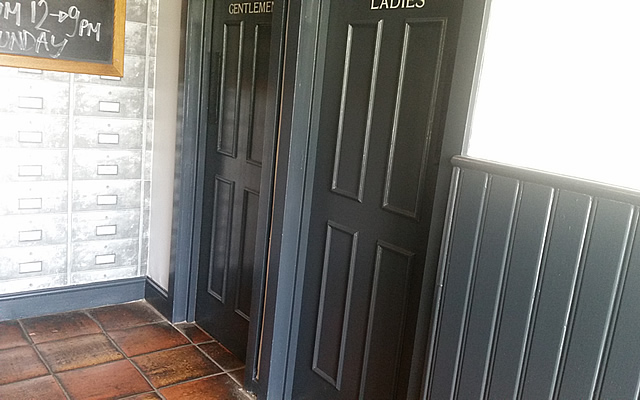 Entrance area and doors in designer paint colours