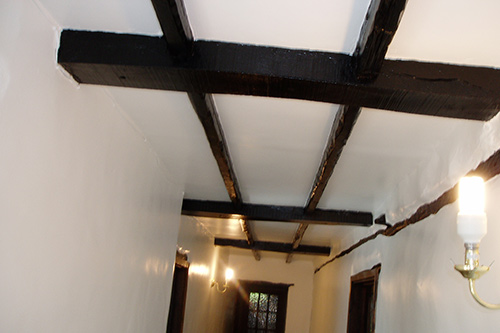 Hallway and beams decorated in a satin finish paint