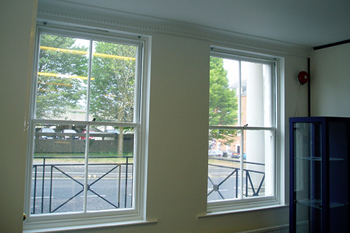 Sash windows and walls finished in a high gloss